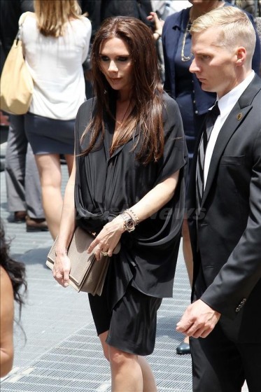 Виктория Бэкхем: стильная мамочка на прогулке!