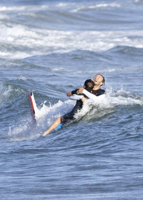 Дэвид Бекхем и сыновья: отчаянные серферы!