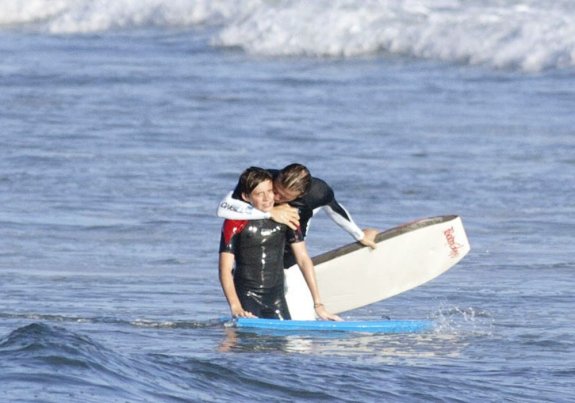 Дэвид Бекхем и сыновья: отчаянные серферы!