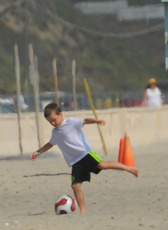 Дэвид Бекхем и сыновья: отчаянные серферы!