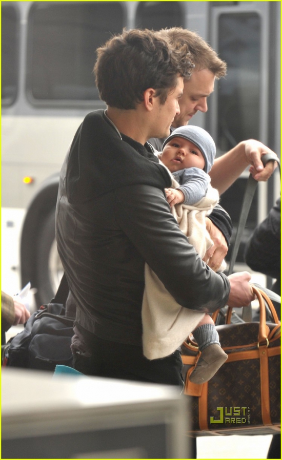Орландо Блум, Миранда Керр и их малыш Флинн: фоторепортаж в аэропорту! 