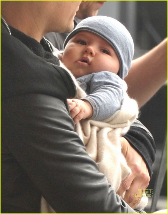 Орландо Блум, Миранда Керр и их малыш Флинн: фоторепортаж в аэропорту! 