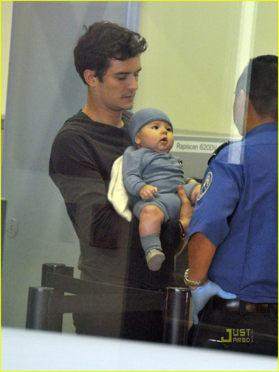 Орландо Блум, Миранда Керр и их малыш Флинн: фоторепортаж в аэропорту! 