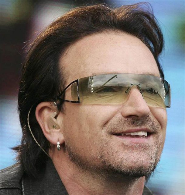 Боно из U2 обвиняют в разжигании межэтнической розни