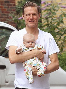 Певец Брайан Адамс показал свою крошечную дочку