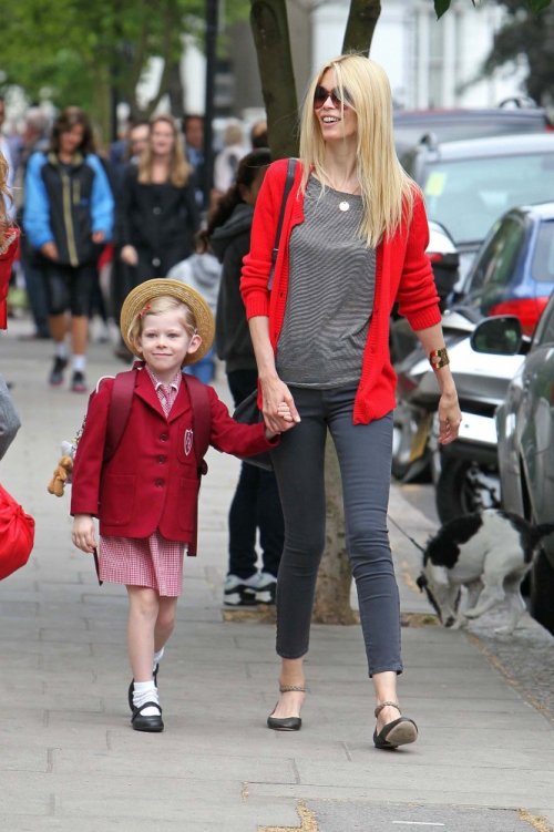 Клаудиа Шифер с 6-летней дочкой Клементиной идут в школу