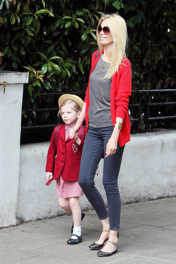 Клаудиа Шифер с 6-летней дочкой Клементиной идут в школу