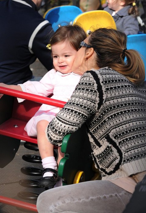 Сара Джессика Паркер и ее милые близняшки гуляют в парке (фоторепортаж)