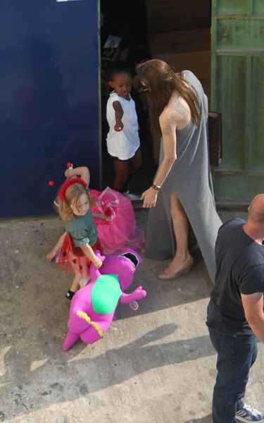 Анджелина Джоли с детьми на Мальте