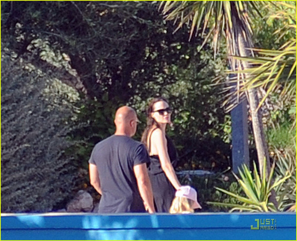 Семейство Джоли-Пит отдыхает в аквапарке!