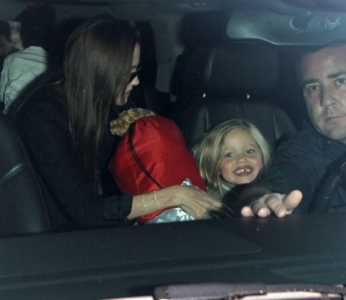 Анджелина Джоли с дочерьми в Лос-Анджелесе – улыбчивая Шайло и понурая Захария