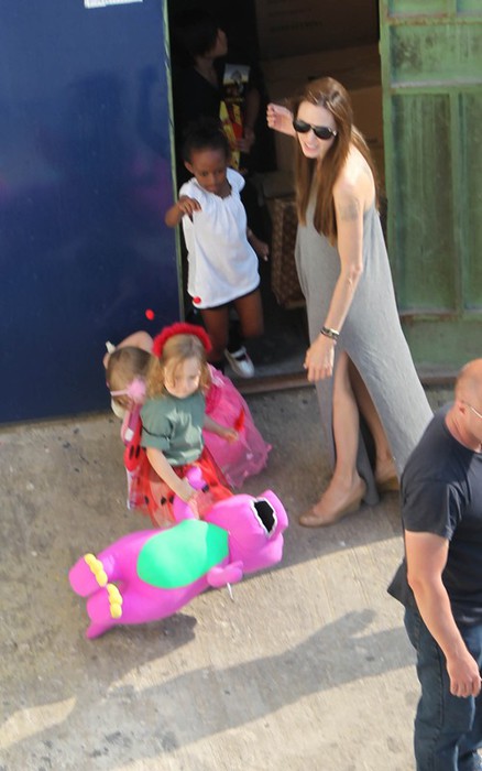Анджелина Джоли с детьми на Мальте