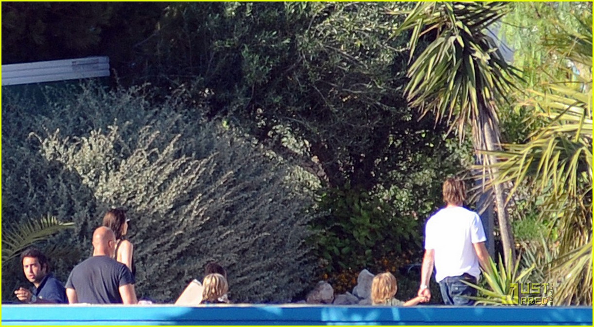 Семейство Джоли-Пит отдыхает в аквапарке!