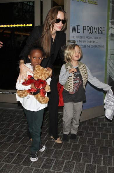 Анджелина Джоли с дочерьми в Лос-Анджелесе – улыбчивая Шайло и понурая Захария