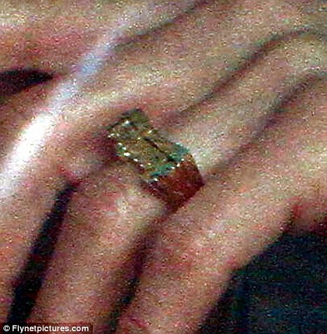 Дженнифер Энистон обручальное кольцо