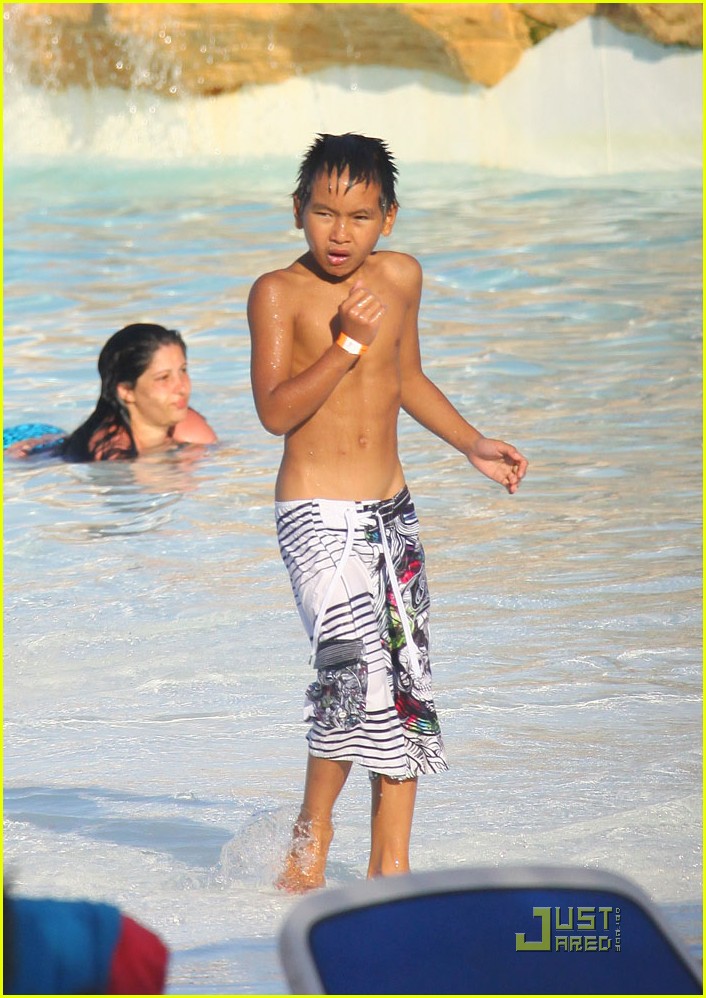 Семейство Джоли-Пит отдыхает в аквапарке!