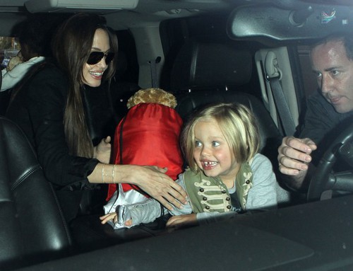 Анджелина Джоли с дочерьми в Лос-Анджелесе – улыбчивая Шайло и понурая Захария