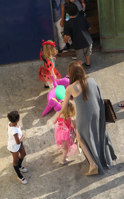 Анджелина Джоли с детьми на Мальте