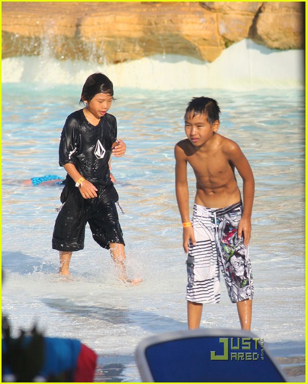 Семейство Джоли-Пит отдыхает в аквапарке!