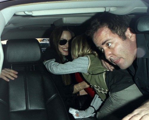 Анджелина Джоли с дочерьми в Лос-Анджелесе – улыбчивая Шайло и понурая Захария