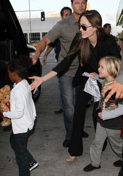 Анджелина Джоли с дочерьми в Лос-Анджелесе – улыбчивая Шайло и понурая Захария