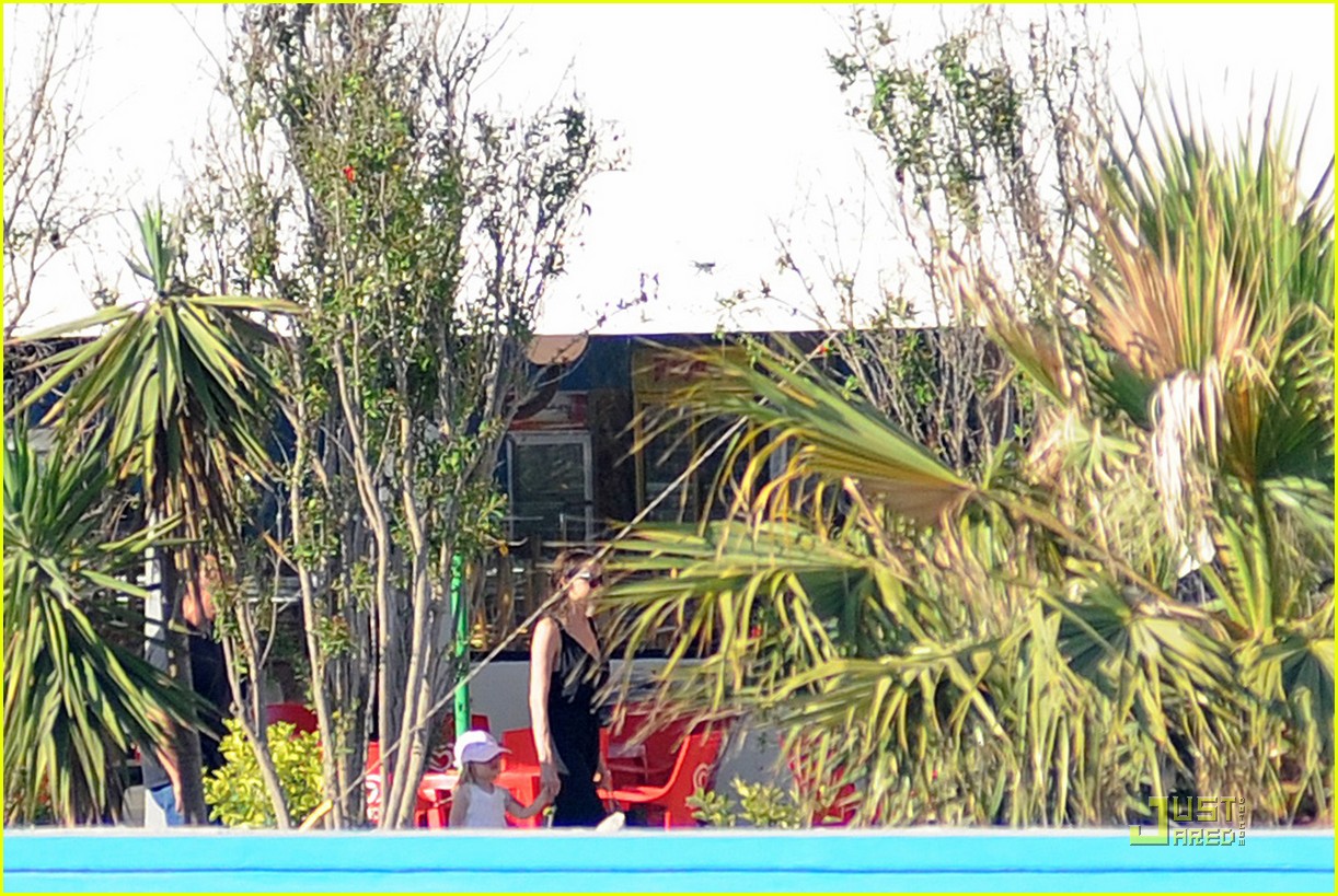 Семейство Джоли-Пит отдыхает в аквапарке!