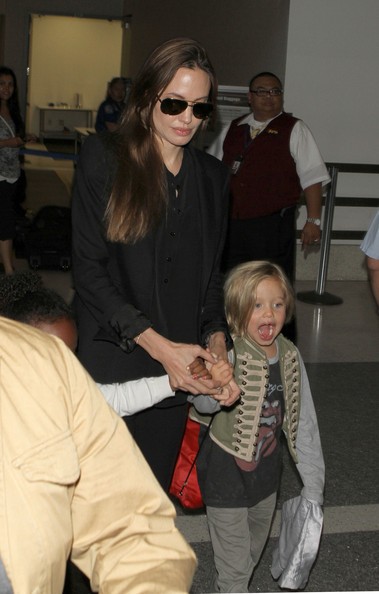 Анджелина Джоли с дочерьми в Лос-Анджелесе – улыбчивая Шайло и понурая Захария