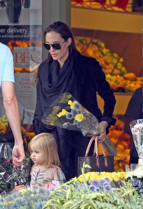Анджелина Джоли и трехлетняя Вивьен выбирают букет!
