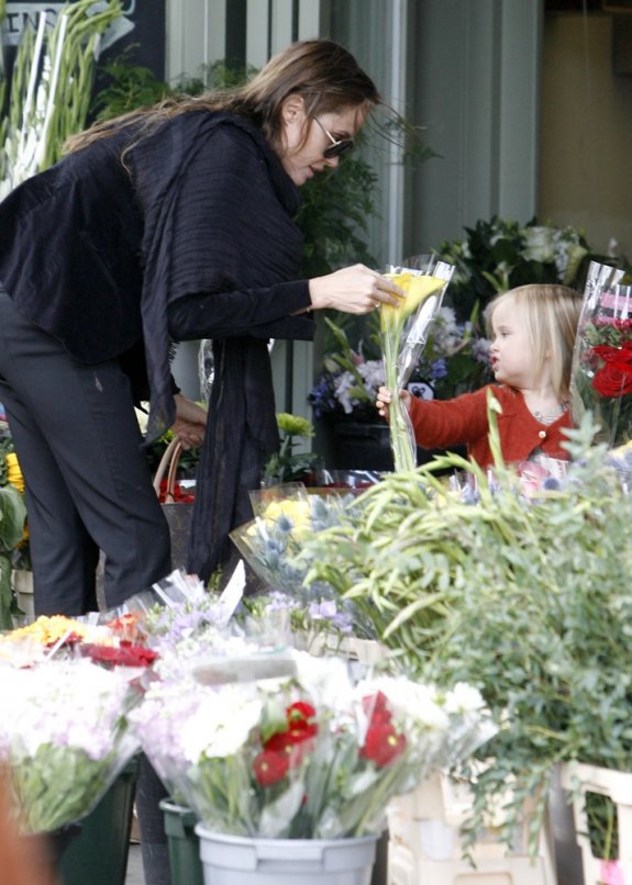 Анджелина Джоли и трехлетняя Вивьен выбирают букет!
