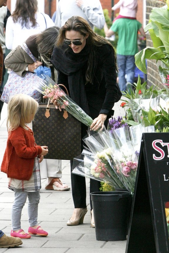 Анджелина Джоли и трехлетняя Вивьен выбирают букет!