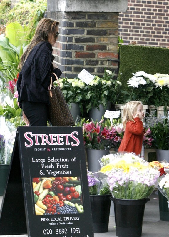 Анджелина Джоли и трехлетняя Вивьен выбирают букет!