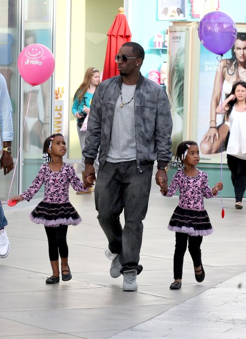 P Diddy на прогулке с малышами – близняшками дочками и богатырем сыном!