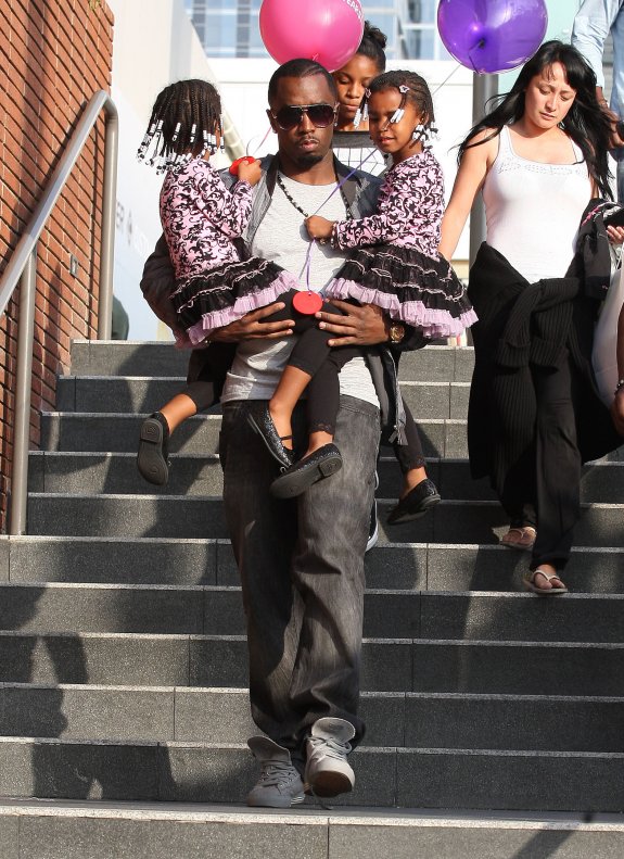 P Diddy на прогулке с малышами – близняшками дочками и богатырем сыном!