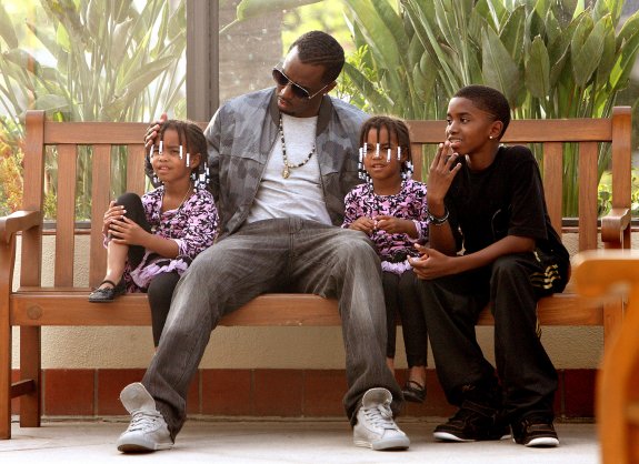P Diddy на прогулке с малышами – близняшками дочками и богатырем сыном!