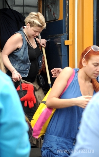 Беременная дочь Ларисы Долиной показала беременный животик!