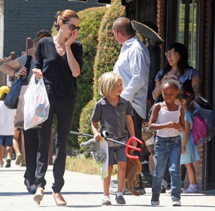 Анджелина Джоли, Шайло и Захария - девичник в Вегасе!