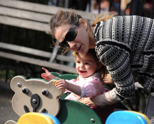 Сара Джессика Паркер и ее милые близняшки гуляют в парке (фоторепортаж)