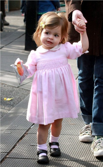 Сара Джессика Паркер и ее милые близняшки гуляют в парке (фоторепортаж)