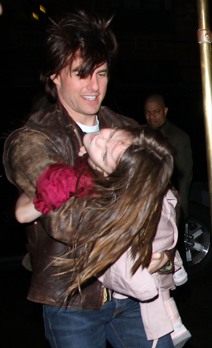 Дочь Тома Круза пугает папарацци забавными гримасами (фото)