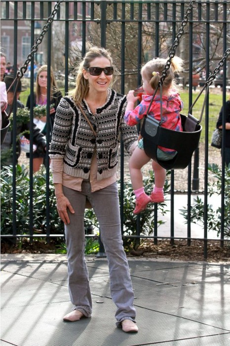 Сара Джессика Паркер и ее милые близняшки гуляют в парке (фоторепортаж)