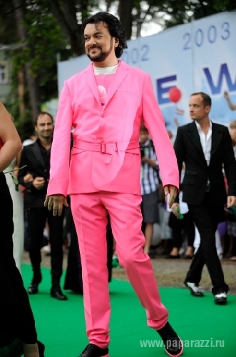 Филипп Киркоров в розовом костюме с изящным пояском покорил Юрмалу