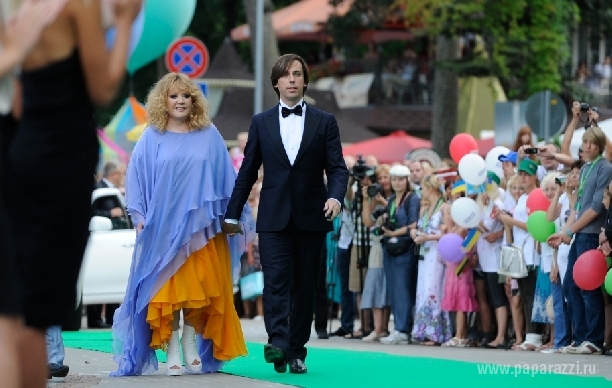 Филипп Киркоров в розовом костюме с изящным пояском покорил Юрмалу