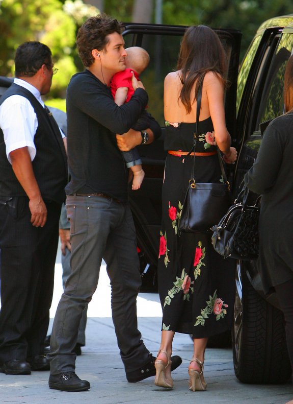 Орланда Блум, Миранда Керр и Флинн – стильное семейство в местной кафешке….