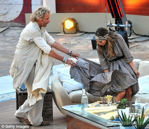 Дженнифер Лопес с голой грудью в прямом эфире!