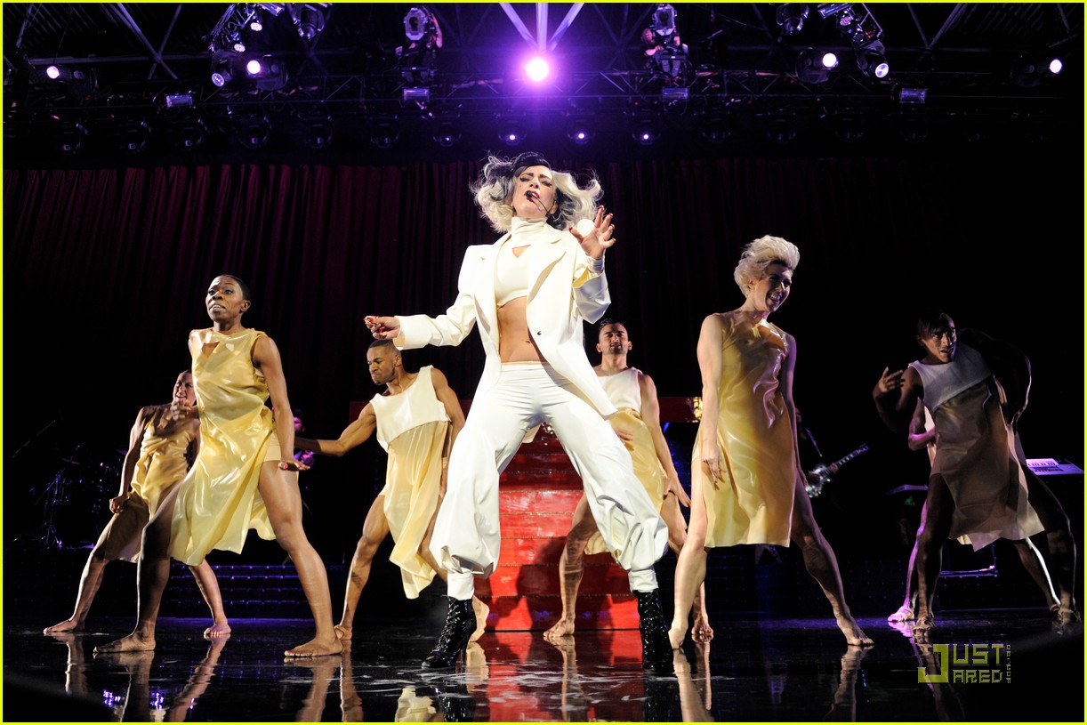 Леди Гага песней вступилась за бездомных Нью-Йорка: лучшие моменты Robin Hood Gala Performer!