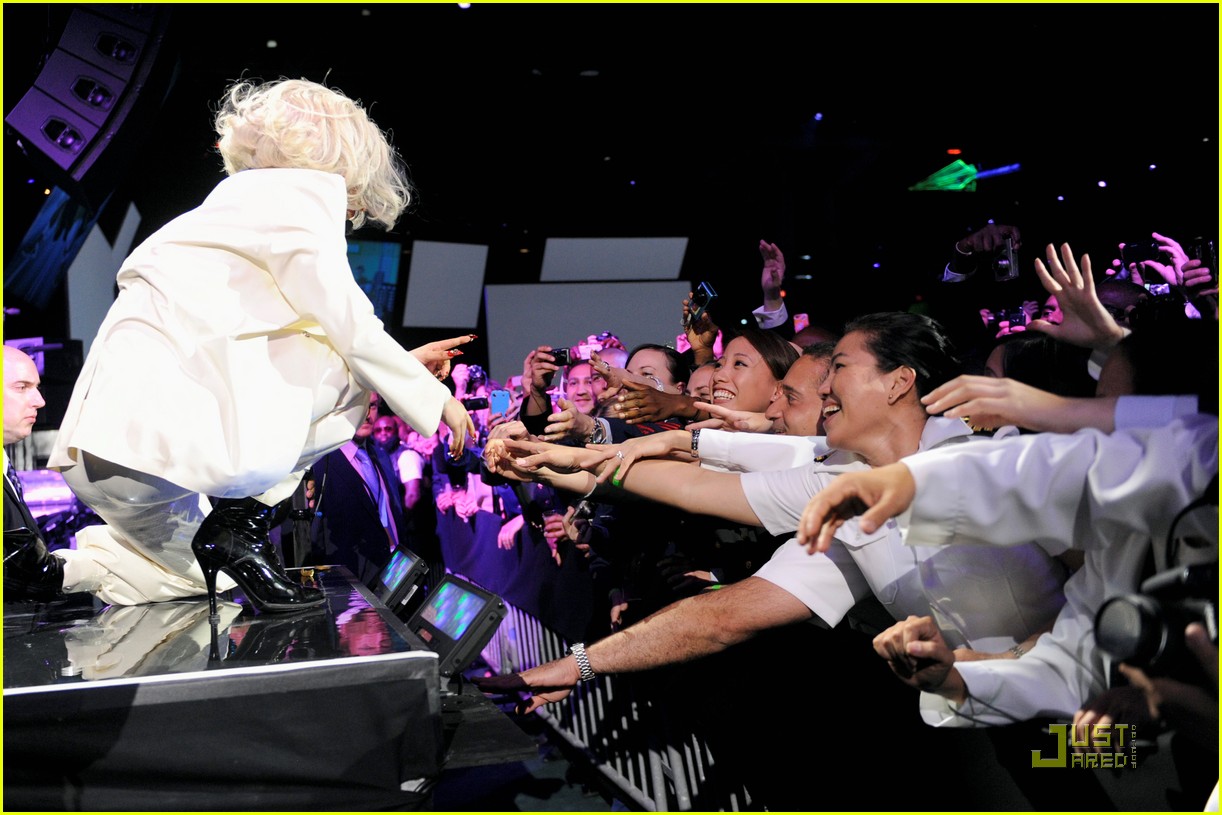 Леди Гага песней вступилась за бездомных Нью-Йорка: лучшие моменты Robin Hood Gala Performer!