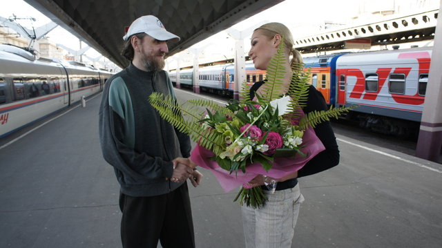 Что за бородатый мужик в олимпийке провожает балерину Волочкову?
