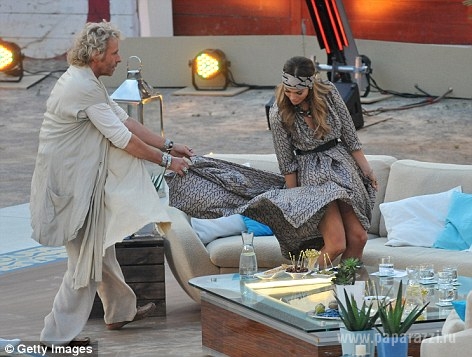 Дженнифер Лопес с голой грудью в прямом эфире!