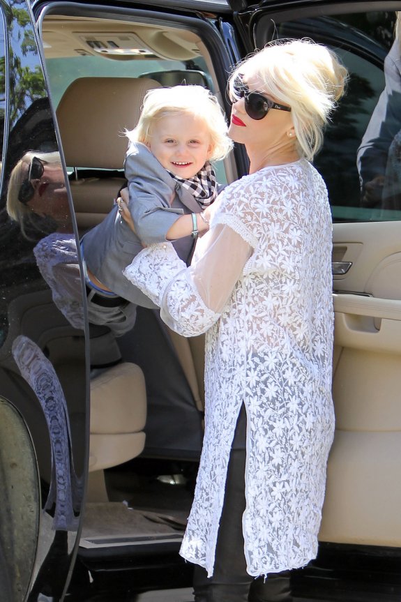 Пасхальная прогулка Гвен Стеффани с сыновьями (фото)