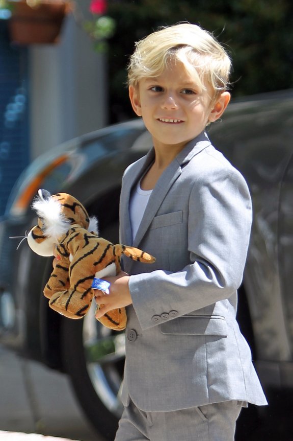 Пасхальная прогулка Гвен Стеффани с сыновьями (фото)